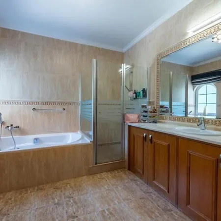 Сasa de vacaciones In Quinta Do With Golf Views Almancil